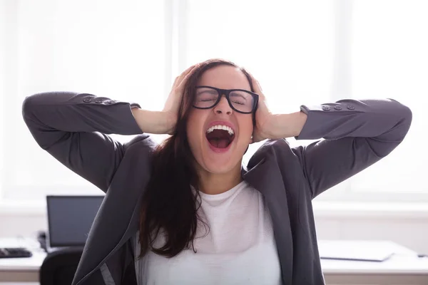 Retrato Una Joven Empresaria Gritando Con Mano Cabeza —  Fotos de Stock