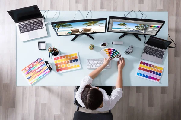 Birden Çok Bilgisayarda Çalışırken Renk Örneğini Kullanan Bir Kadın Tasarımcısı — Stok fotoğraf
