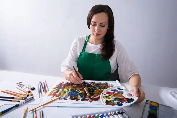 Nahaufnahme Der Hand Einer Künstlerin Die Eine Farbpalette Hält Während — Stockfoto