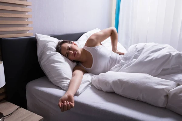 Jonge Vrouw Ligying Bed Lijden Van Rugpijn — Stockfoto