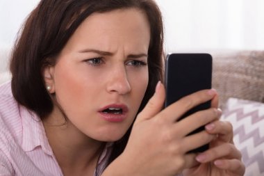 Close-Up Smartphone vasıl arayan genç bir kadın