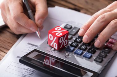 Yakın çekim yüzde sembolü işadamının kullanarak hesaplama sırasında gösterilen bir zar