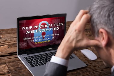 Kişisel gösterilen dizüstü bilgisayar ekranına bakarak bir işadamının Close-Up şifreli metin dosyaları