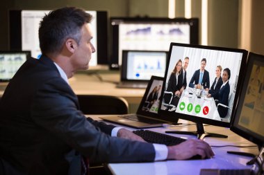 Bilgisayarda Office bir işadamı Video konferans mutlu meslektaşları ile yan görünüm