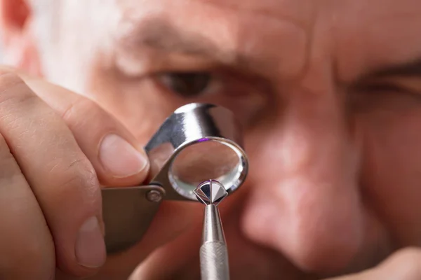 Närbild Persons Hand Kontrollera Kvaliteten Diamant — Stockfoto