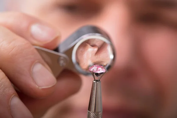 Närbild Persons Hand Kontrollera Diamond Genom Förstoringsglas Lupp — Stockfoto