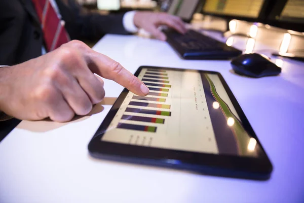 Close Mão Empresário Olhando Para Gráfico Financeiro Tablet Digital Escritório — Fotografia de Stock