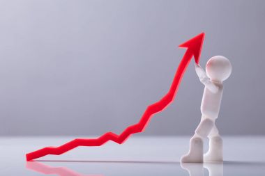 Yukarı yön gösterilen kırmızı ok simgesi tutan bir insan figürü yan görünüm