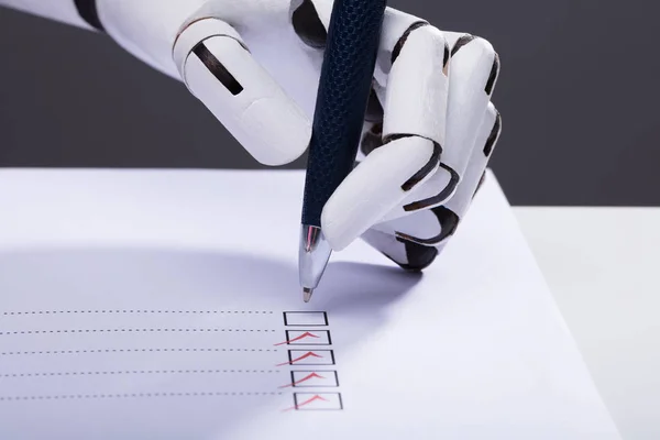 Nahaufnahme Einer Roboterhand Die Mit Stift Kontrollkästchen Auf Einem Dokument — Stockfoto