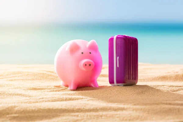Крупный План Pink Piggy Bank Багажа Песчаном Пляже — стоковое фото