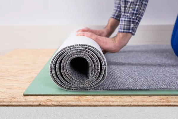 Primer Plano Mano Trabajador Masculino Instalación Alfombra —  Fotos de Stock