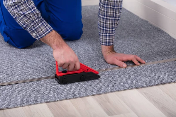 Primer Plano Del Ajustador Mano Una Alfombra Masculina Que Instala — Foto de Stock