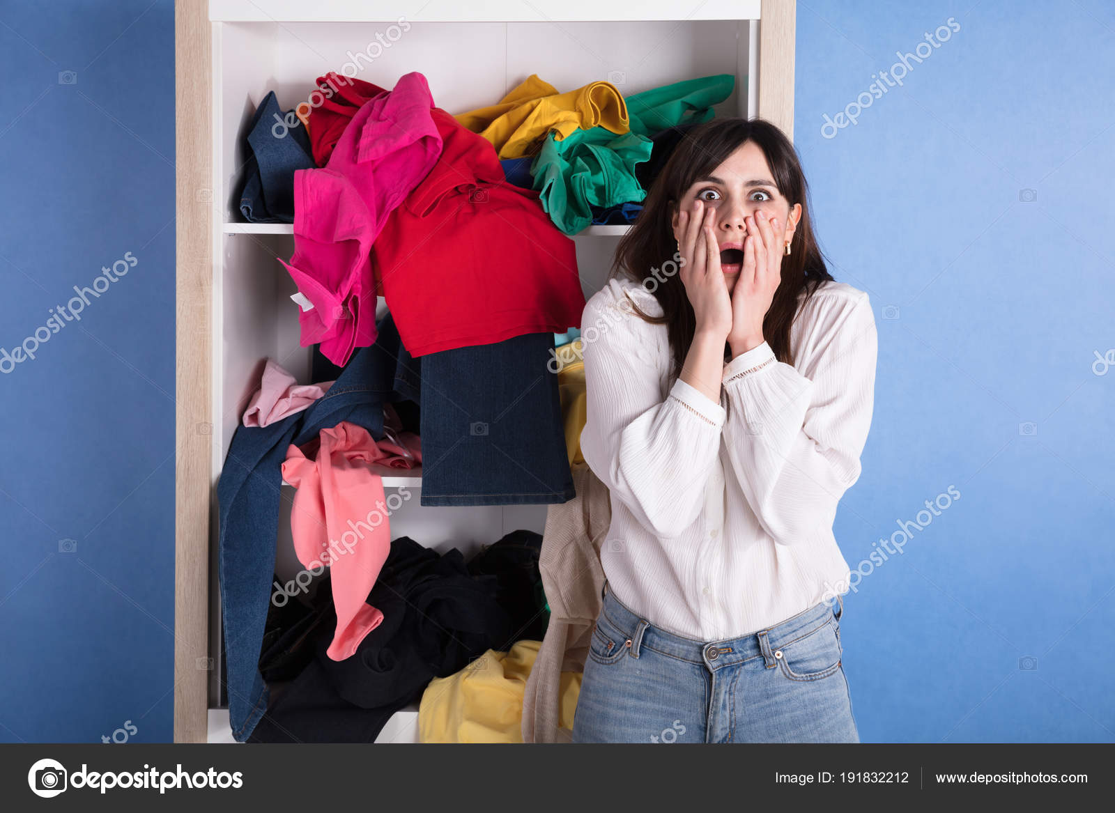 Retrato Una Mujer Conmocionada Frente Ropa Dispersa Estante: fotografía