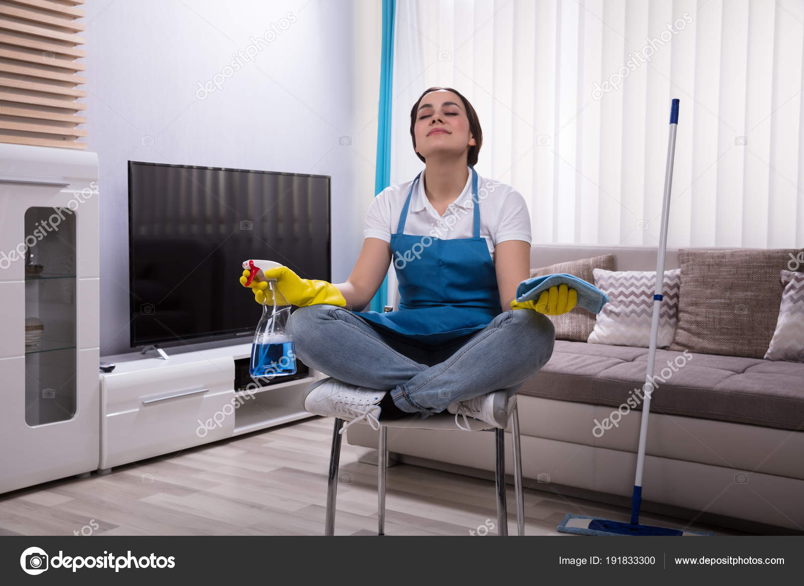 Junge Hausmeisterin Meditiert Hause Auf Stuhl — Stockfoto
