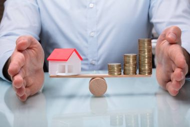 Ev modeli ve artan dengesini korumak işadamının'ın el tahterevalli sikkelerinde yığılmış