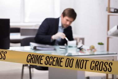 Olay Yeri İnceleme Uzmanı, Suç Mahalli Kaydı Arkasında Kalem Tutucu Araştırması