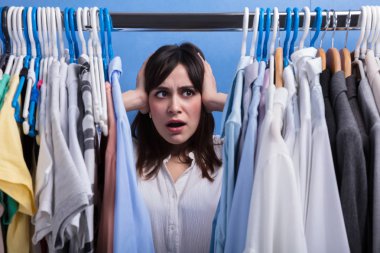 Genç kadın giysileri demiryolu önünde duran bir close-up vurguladı