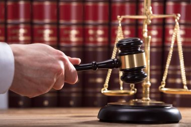 Mahkeme salonunda sondaj blokta çekiç çarpıcı hâkim'in el