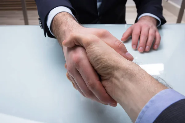 Nahaufnahme Eines Geschäftsmannes Der Seiner Geschäftspartnerin Die Hand Schüttelt — Stockfoto