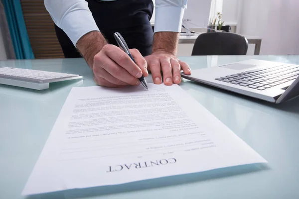 Businessperson Hand Singing Contract Form Pen — Stock Photo, Image