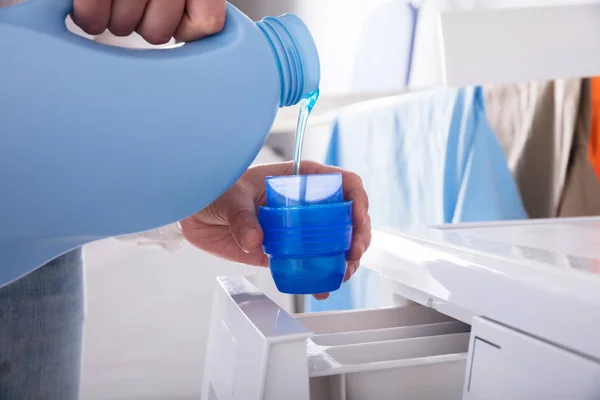 Primer Plano Mano Una Persona Vertiendo Detergente Tapa — Foto de Stock