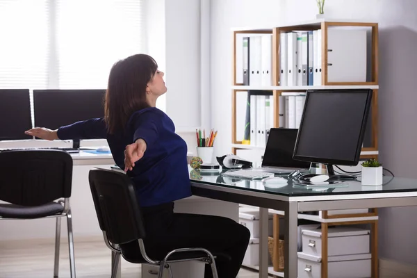 Närbild Ung Affärskvinna Stretching Hennes Armar Arbetsplatsen — Stockfoto