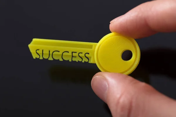 Желтый Ключ Успеху Предпринимателя Руках — стоковое фото