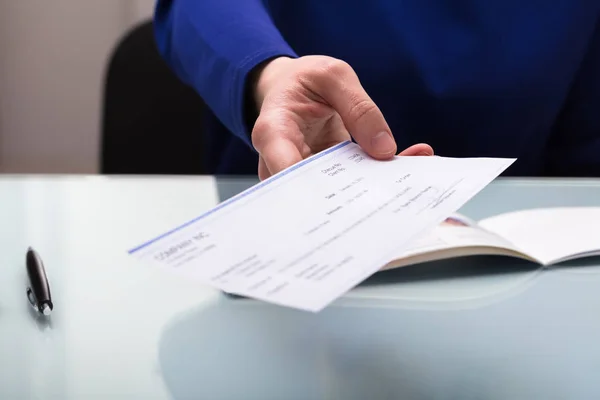 Close Van Een Ondernemer Hand Geven Van Cheque — Stockfoto