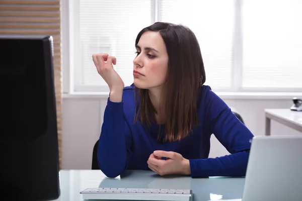 Jonge Zakenvrouw Zit Stoel Kijken Naar Haar Nagel — Stockfoto