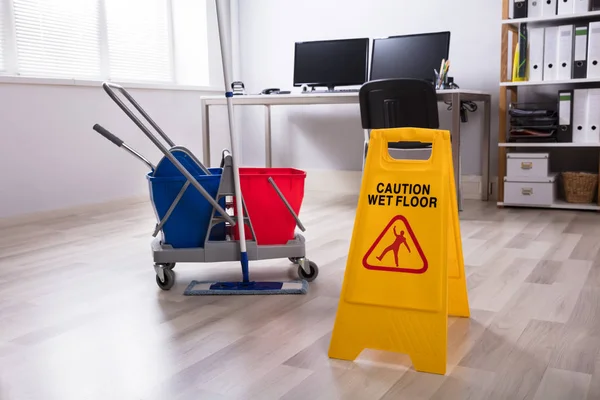 Piso Molhado Sinal Precaução Equipamentos Limpeza Chão — Fotografia de Stock