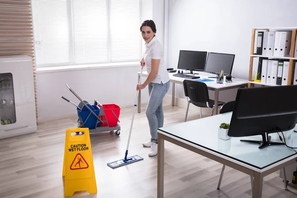 Piso Molhado Sinal Precaução Equipamentos Limpeza Chão — Fotografia de Stock