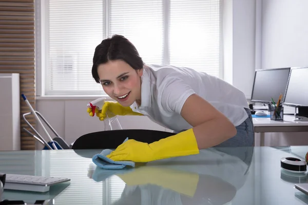 Happy Young Janitor Pembersihan Meja Wanita Dengan Rag Tempat Kerja — Stok Foto