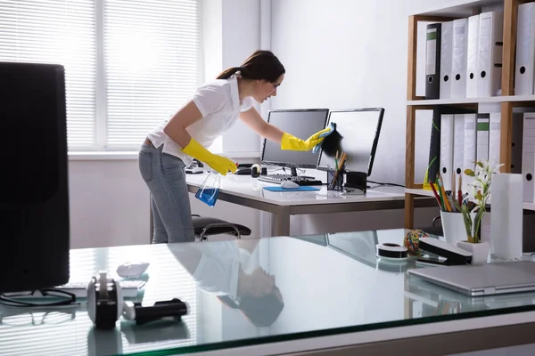 Giovane Donna Pulizia Computer Con Tappeto Ufficio — Foto Stock