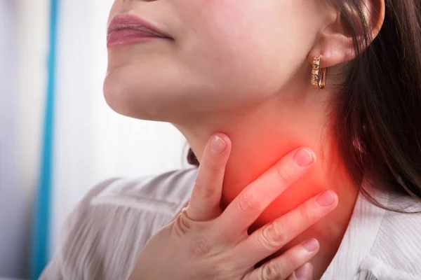 Close Van Een Vrouw Hand Aanraken Haar Zere Keel — Stockfoto