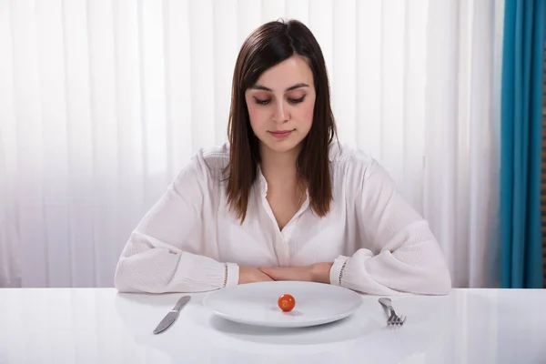 Ung Kvinna Sitter Med Platta Med Körsbärstomat Vid Frukost — Stockfoto