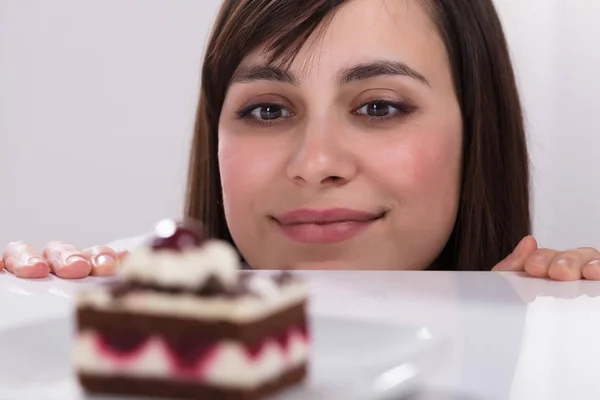 Joven Mujer Anhelando Comer Rebanada Pastel Lamiendo Sus Labios —  Fotos de Stock