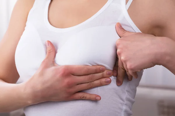 Primer Plano Mano Una Mujer Pecho Que Muestra Síntoma Del — Foto de Stock