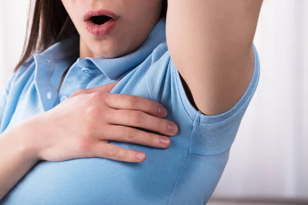 一个女人与多汗症出汗非常严重下腋下的妇女特写 — 图库照片