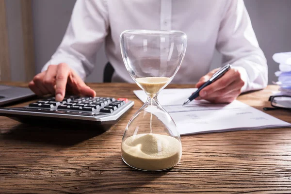 Close Hourglass Front Businessperson Hand Calculating Invoice — Stock Photo, Image