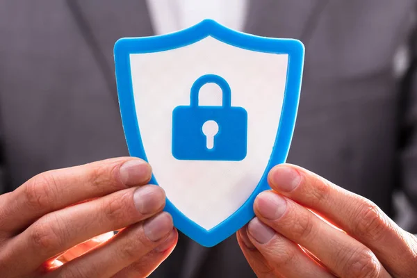 Närbild Näringsidkare Handen Håller Blue Shield Security Ikonen — Stockfoto