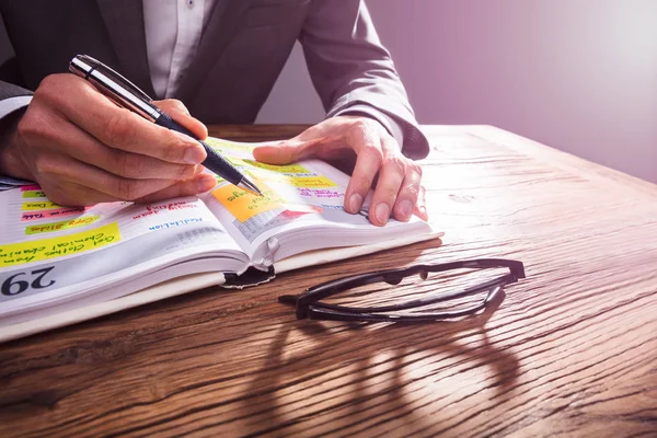 Horario Escritura Mano Del Empresario Diario Con Pluma Escritorio Madera —  Fotos de Stock