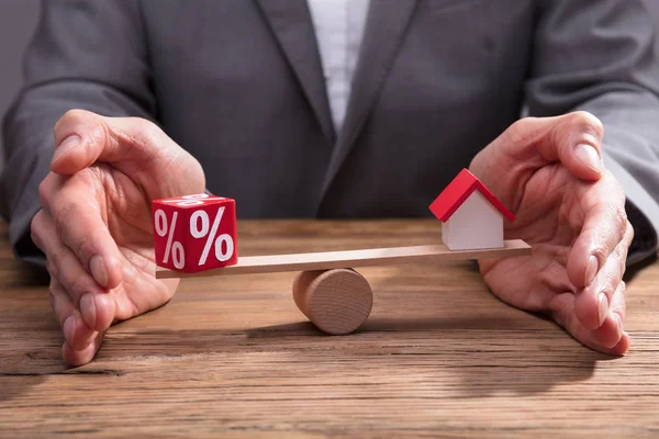 Empresario Que Protege Equilibrio Entre Porcentaje Casa Sobre Escritorio Madera —  Fotos de Stock