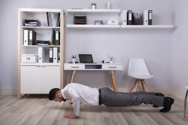 Joven Hombre Negocios Haciendo Empuje Hacia Arriba Lugar Trabajo — Foto de Stock