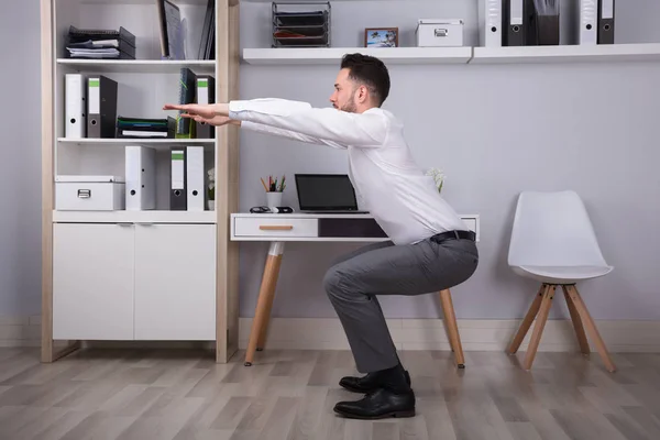 Portret Van Een Gelukkige Jonge Zakenman Workout Doen Office — Stockfoto