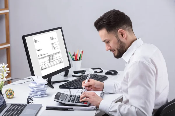 Joven Empresario Calculando Factura Con Calculadora Escritorio —  Fotos de Stock