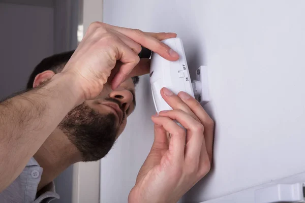 Close Jovem Eletricista Instalando Sensor Porta Sistema Segurança Parede — Fotografia de Stock