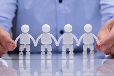 Bir satırda düzenlenen insan figürü'nın elini tutarak bir kişinin el