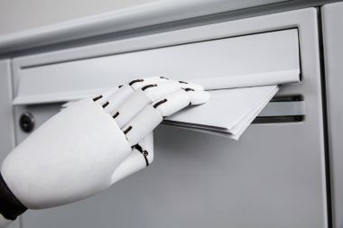 Bir Robotik El Posta Kutusuna Zarf Sokan Yakın Çekim