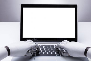 Robot el boş beyaz ekran gösterilen Laptop kullanma