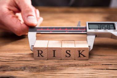 İnsan eli risk ahşap bloklar dijital elektronik Vernier kumpas ile ölçme